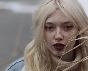 Ciemny blond w roli głównej: jak zrobić ombre, które rozświetli fryzurę