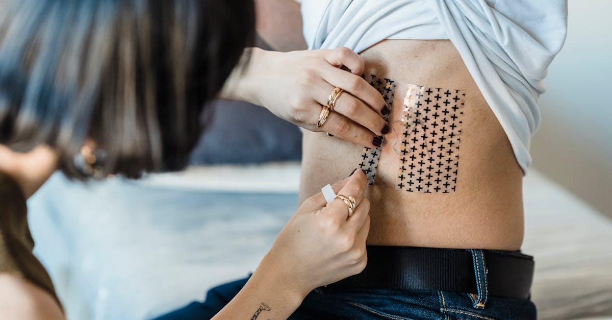 Pożegnaj się z amatorskim tatuażem: nowoczesne usuwanie laserem krok po kroku