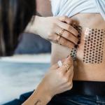 Pożegnaj się z amatorskim tatuażem: nowoczesne usuwanie laserem krok po kroku