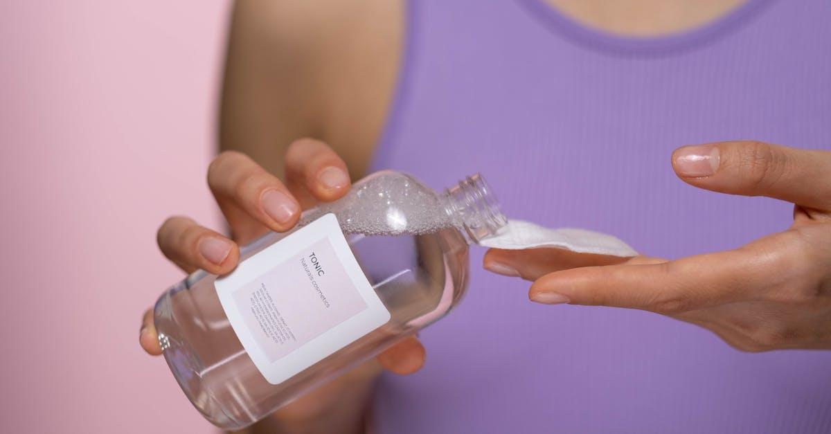 Moc kwiatów w butelce: Hydrolaty – naturalne toniki, które odmienią Twoją pielęgnację