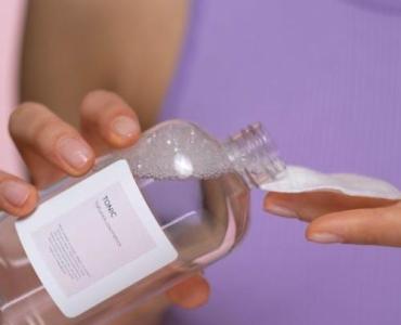 Moc kwiatów w butelce: Hydrolaty – naturalne toniki, które odmienią Twoją pielęgnację