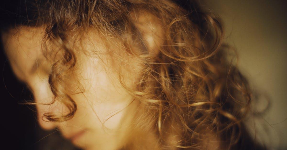 Kręcone od A do Z: czym jest curly i jak stylizować loki, by wyglądały zjawiskowo