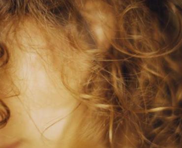 Kręcone od A do Z: czym jest curly i jak stylizować loki, by wyglądały zjawiskowo