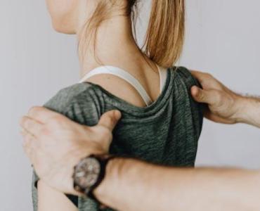 Ulga dla łokcia: domowe sposoby na łagodne objawy cieśni nerwu łokciowego