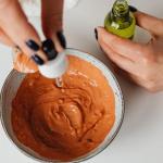 Soczyste nawilżenie z kuchni: bananowo‑jogurtowa maska, która ratuje suchą cerę w 15 minut