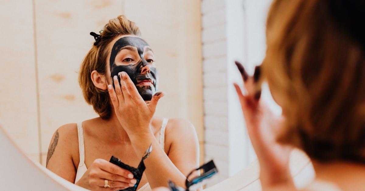 Skóra pod tarciem? Oto rutyna, która poskromi trądzik mechaniczny i przywróci komfort