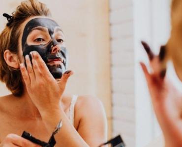 Skóra pod tarciem? Oto rutyna, która poskromi trądzik mechaniczny i przywróci komfort