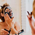 Skóra pod tarciem? Oto rutyna, która poskromi trądzik mechaniczny i przywróci komfort