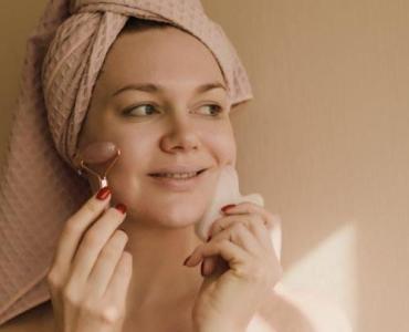 Od chropowatej do jedwabistej: jak wyrównać strukturę skóry i odzyskać blask