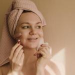 Od chropowatej do jedwabistej: jak wyrównać strukturę skóry i odzyskać blask