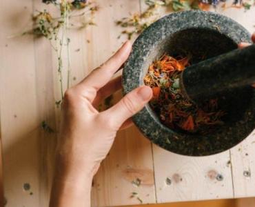 Domowe wsparcie równowagi hormonalnej: jak łagodnie wspomóc organizm przy hipogonadyzmie hipogonadotropowym