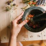 Domowe wsparcie równowagi hormonalnej: jak łagodnie wspomóc organizm przy hipogonadyzmie hipogonadotropowym