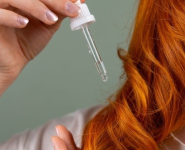 Sekret gęstych i mocnych włosów: serum z EGF, które budzi cebulki do życia