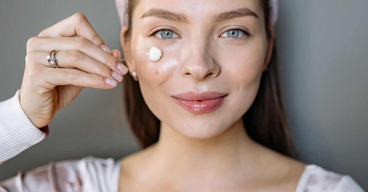 Sekret promiennego spojrzenia: jak perfekcyjnie nakładać serum pod oczy pipetą