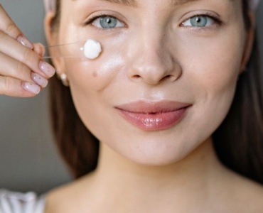 Sekret promiennego spojrzenia: jak perfekcyjnie nakładać serum pod oczy pipetą