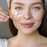 Sekret promiennego spojrzenia: jak perfekcyjnie nakładać serum pod oczy pipetą