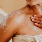 Ukojenie skóry z AZS: naturalne rytuały i nawyki, które wspierają leczenie i przynoszą ulgę